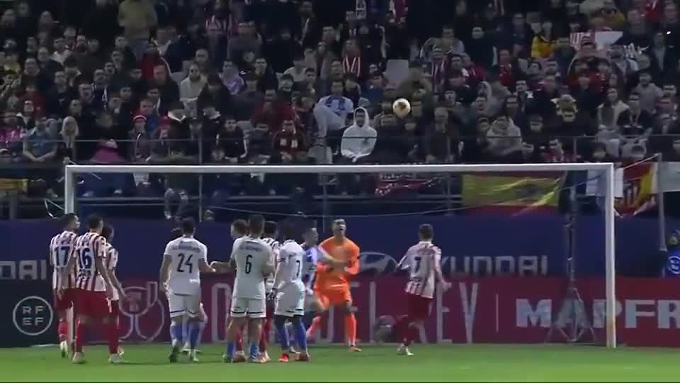 记者：如今国脚级球员税后拿100万甚至几十万年薪越来越普遍