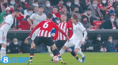 球员受伤倒地，全队围上去