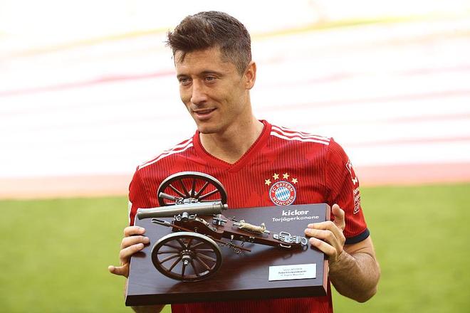 FM26逆天Bug，外场球员“闪现”至门前挡出对方主罚的点球