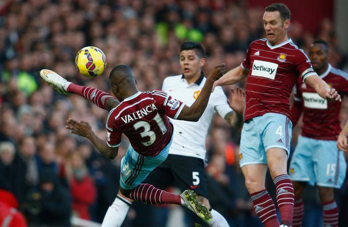 马刺半场4人得分上双，命中11记三分领先鹈鹕20分